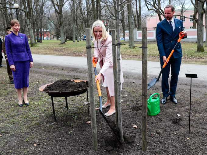 Kronprinsparet plantet et eiketre i parken som omkranser Presidentpalasset. Foto: Lise Åserud, NTB scanpix